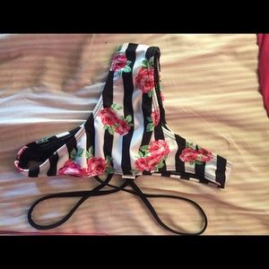 Bikini bottoms with cross cross on hips